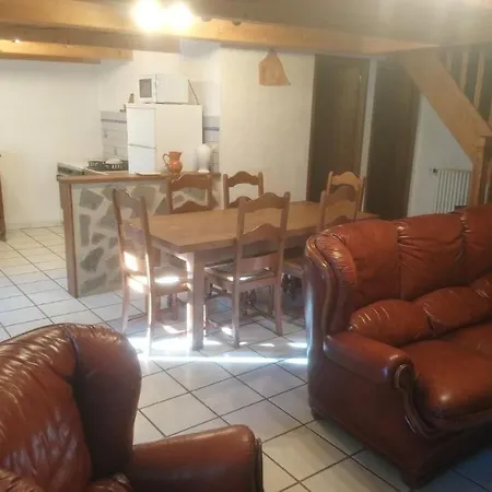 Fermette Typique Auvergnate Dans Son Ecrin D'eau Et De Verdure Holiday home