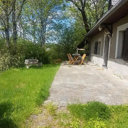 Fermette Typique Auvergnate Dans Son Ecrin D'eau Et De Verdure Holiday home